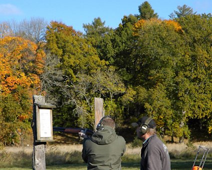 _DSC0030 Ulf skeet shooting at a clay "pigeon"