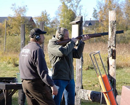 _DSC0036 Ulf skeet shooting at a clay "pigeon"