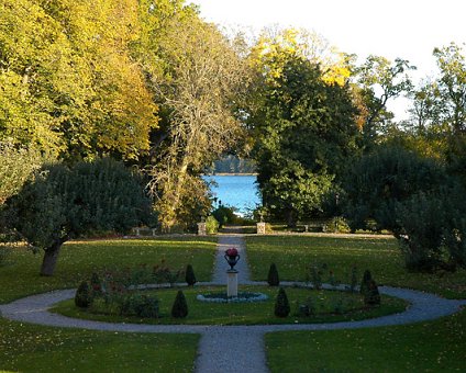 _DSC0066 Garden at Södertuna Castle. Lake Frösjön in the background.