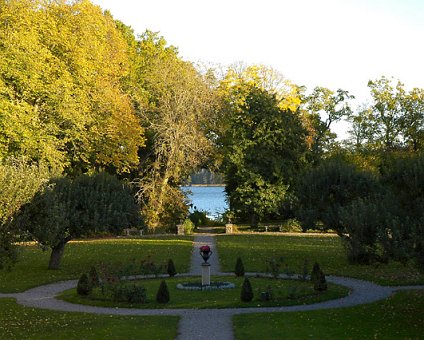 _DSC0067 Garden at Södertuna castle