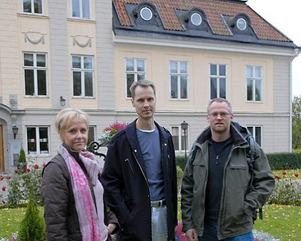 _DSC0108 Mimmi, Arto and Ulf in front of Södertuna castle