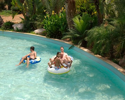 _DSC0064 Ingrid, Markos and Arto in the lazy river.