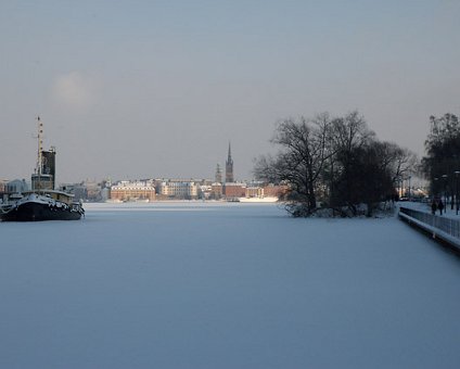 _DSC0009 Standing between Långholmen (left) and Söder Mälarstrand (right) with a frozen lake in between, looking towards Stockholm city.