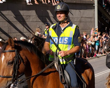 _DSC0013 Policeman on horse ahead of the parade.