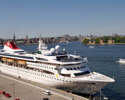 _DSC0043 Cruise ship in front of Stadsgården.