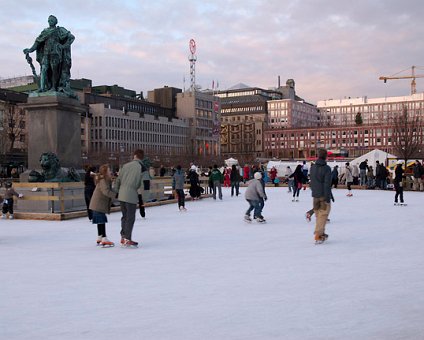 _DSC0013 Ice skating in Kungsträdgården.