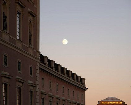 _DSC0032 Moon in the afternoon. The Royal Palace to the left, the national museum in the background.