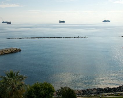 _DSC0010 Ships on the horizon.