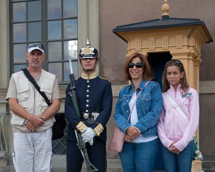 _DSC0043 Nicos, Mina and Ingrid with a Royal guard.