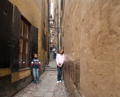 _DSC0094 Andreas and Ingrid at Morten Trotzigs gränd, a narrow street in the old town.