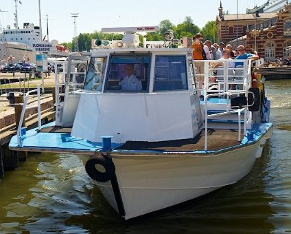 _DSC0229 The Sunlines sightseeing boat arrives at the harbour in Helsinki.