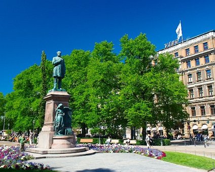 _DSC0190 In a park in central Helsinki, the luxury hotel Kämp to the right.