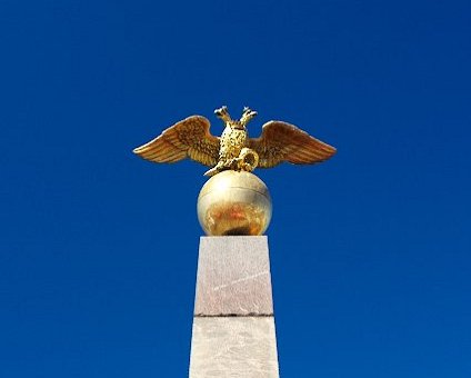 _DSC0276 An obelisk with a two-headed eagle at the marketplace by the harbour.