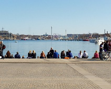 _DSC0013 People sitting by Nybrokajen, enjoying the first spring sun.