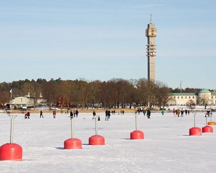 _DSC0076 People and buoys. The Kaknäs tower in the background.
