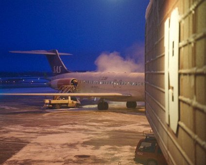 _DSC0004 At gate 19, waiting for push back. Looking at deicing of aircrafts.