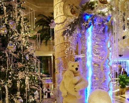 _DSC0055 Polar bears in the lobby of Four Seasons Hotel.