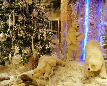 _DSC0056 Polar bears in the lobby of Four Seasons Hotel.