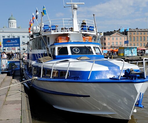 _DSC0007 Sightseeing ship near the market in Helsinki.