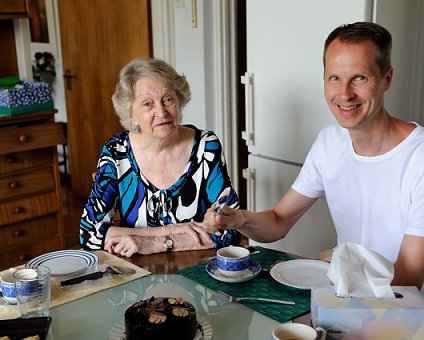 _DSC0005 Mum and Arto in the kitchen in Nicosia.