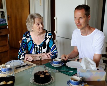 _DSC0006 Mum and Arto in the kitchen in Nicosia.