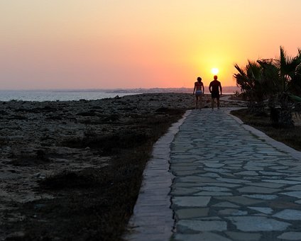 _DSC0079 Couple jogging towards the sunset in Protaras.