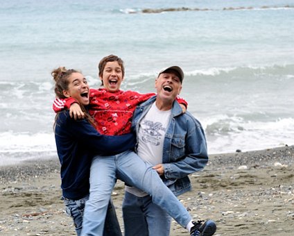 _DSC0035_1 Ingrid, Andreas and Nicos by the sea.