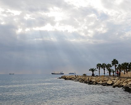 _DSC0059 Rays of sun on New Year's Day.