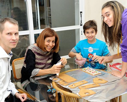 _DSC0103 Trying to make a pepparkakshus.