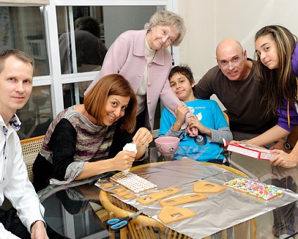 _DSC0105 Trying to make a pepparkakshus.