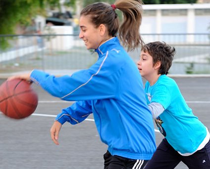 _DSC0123 Ingrid and Andreas playing basket.