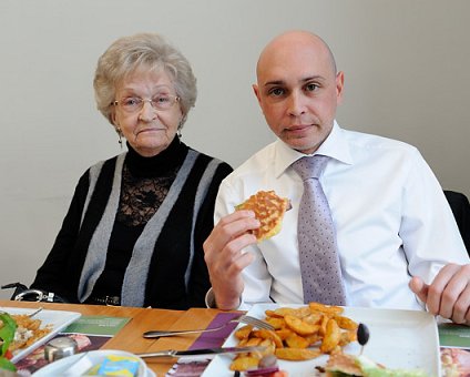 _DSC0027_2 Mum and Markos having lunch.