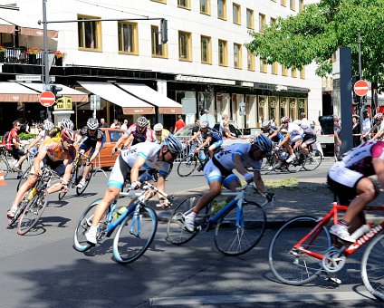 _DSC0022 Cyclists on Kurfürstendamm.