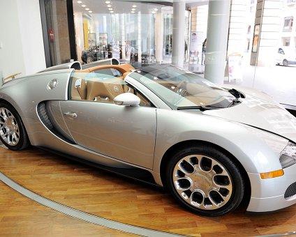 _DSC0032 Car in a shop at Friedrichstrasse.