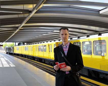 _DSC0010 Arto waiting for the subway train at Mendelssohn-Bartholdy-Park station.