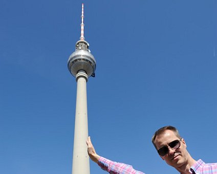 _DSC0108 Arto leaning on the TV-tower.