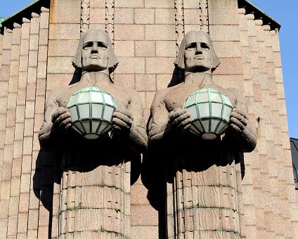 _DSC0007_1 Statues at Helsinki railway station.