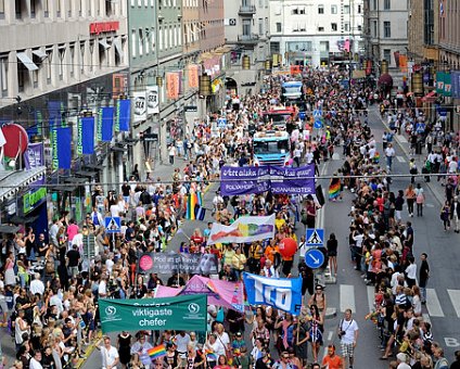 _DSC0279 View of the pride parade passing by at Kungsgatan.
