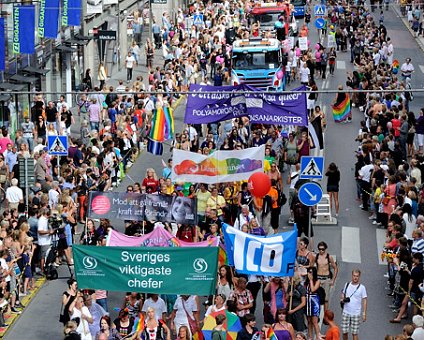 _DSC0280 View of the pride parade passing by at Kungsgatan.