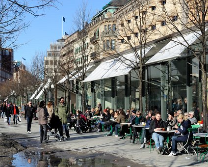 _DSC0017 People enjoying the sun in Kungsträdgården.