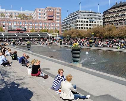 _DSC0007 People enjoying the sun in Kungsträdgården.