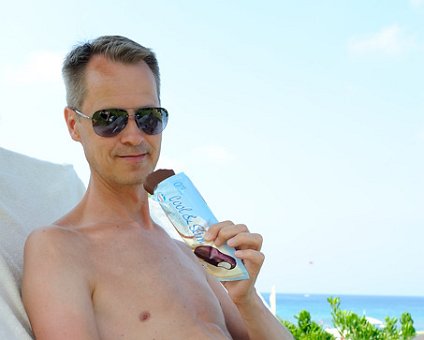 _DSC0005 Arto on the sunlounger, eating ice cream.