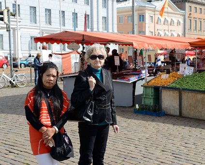 _DSC0119 Emie and Mum at the market square, in front of the Presidential Palace.