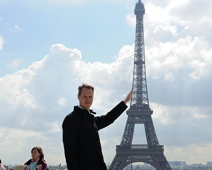 _DSC0022 Arto at Trocadéro touching the Eiffel tower.