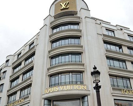 _DSC0006 Markos at the Louis Vuitton flagship store, at the corner of Avenue des Champs-Élysées and Avenue George V.