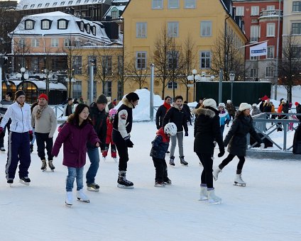 _DSC0021 People ice skating in Kungsträdgården.