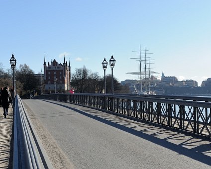 _DSC0013 Walking over Skeppsholmsbron.