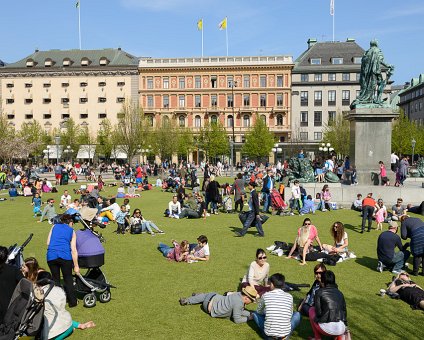 _DSC0021 Ejoying spring in Kungsträdgården.