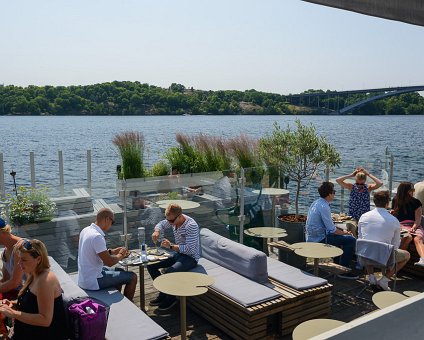 _DSC0010 People at Mälarpaviljongen enjoying the beautiful weather.