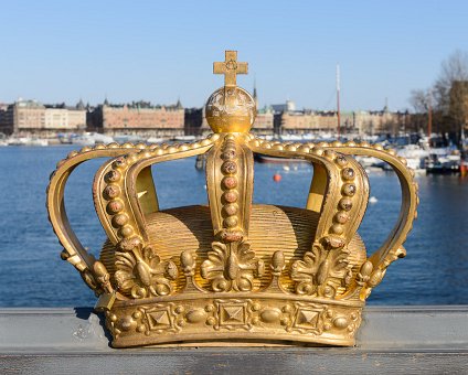_DSC0044 A crown on the bridge to Skeppsholmen. Strandvägen in the background.